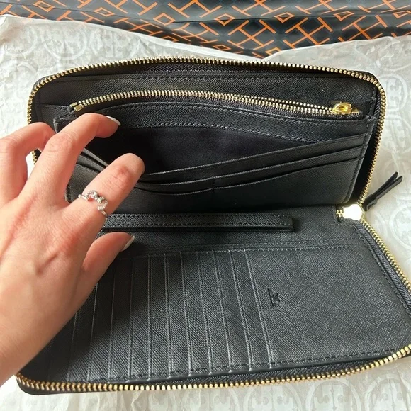 Tory Burch Robinson Passport Continental Wallet Black Gold